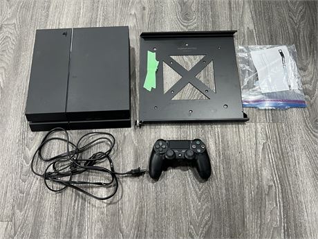 PS4 500G COMPLETE W/CONTROLLER & WALL MOUNT - WORKS