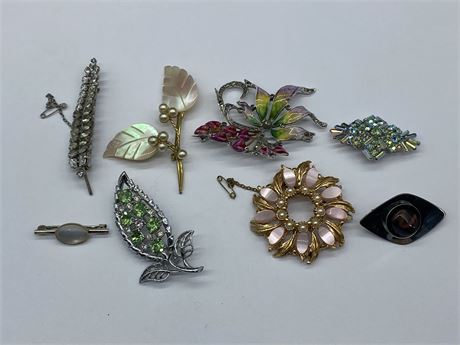 8 VINTAGE BROOCHES (LARGEST IS 2”)