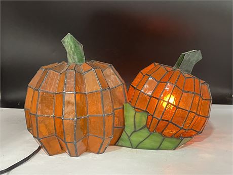 STAINED GLASS PUMPKIN LAMP 15”x10” - HAS CRACKS