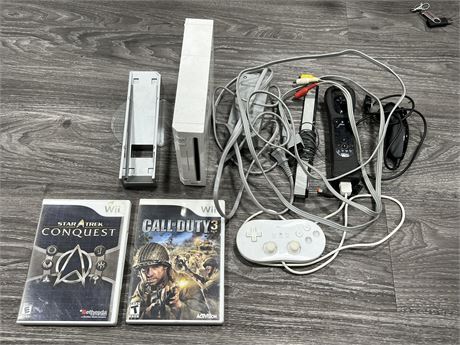NINTENDO WII COMPLETE W/2 GAMES - TURNS ON