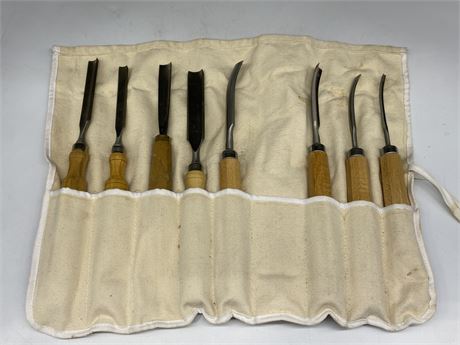 WOOD CARVING TOOLS IN POUCH