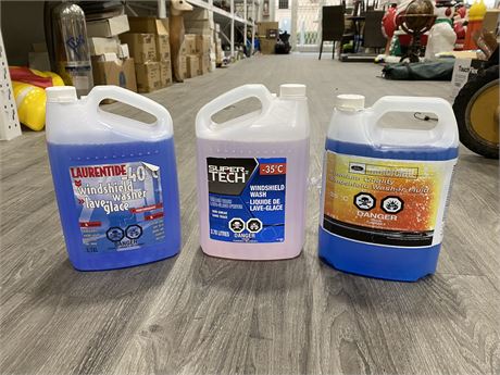 3 NEW GALLON JUGS OF WASHER FLUID