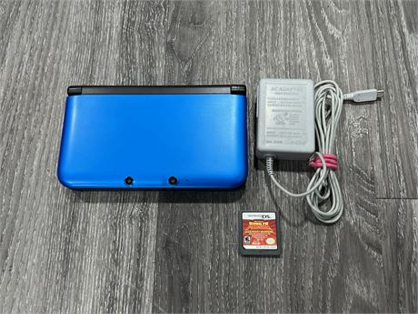 NINTENDO 3DS XL W/GAME & CHARGER - POWERS UP