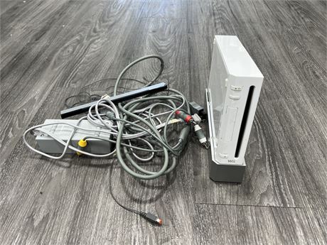 NINTENDO WII CONSOLE W/ CORDS & ECT