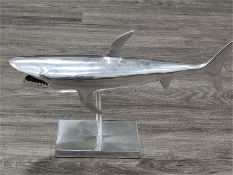 METAL GREAT WHITE SHARK STATUE ON STAND (17"x11)