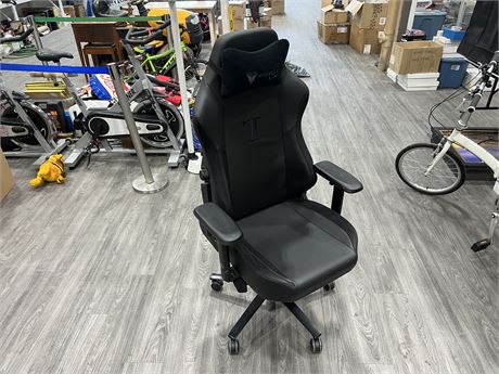 HIGH END TITAN SECRET LAB ADJUSTABLE GAMING CHAIR - EXCELLENT WORKING CONDITION