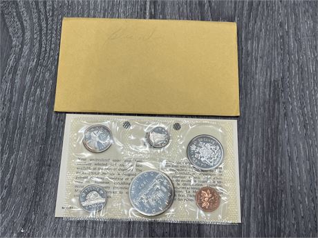 1965 ROYAL CANADIAN MINT COIN SET (SILVER)