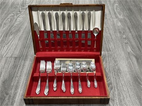 WM ROGERS QUEEN MARY TRIPLE PLATE CUTLERY SET (COMPLETE 34 PIECES)