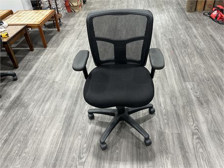 ADJUSTABLE OFFICE CHAIR - EXCELLENT CONDITION