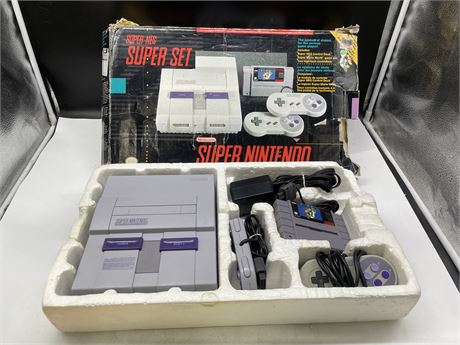 SUPER NES SUPER SET IN BOX - BOX HAS DAMAGE