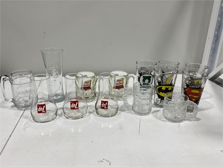 LOT OF COLLECTABLES GLASSES - VINTAGE 7UP, DC GLASSES, BEER GLASSES, ETC