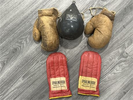 LOT OF VINTAGE BOXING EQUIPMENT
