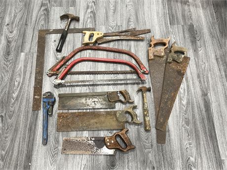LOT OF ANTIQUE SAWS / TOOLS
