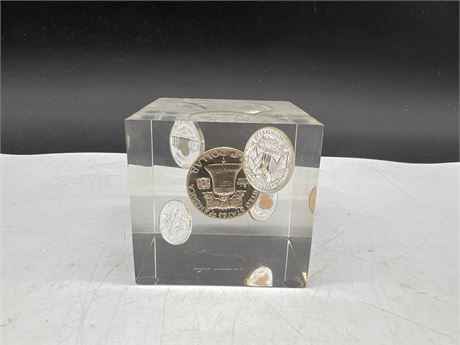 VINTAGE 1960 US COINS IN LUCITE BLOCK CUBE PAPER WEIGHT