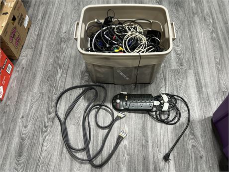 BOX OF ELECTRONIC PLUG IN / CHORDS