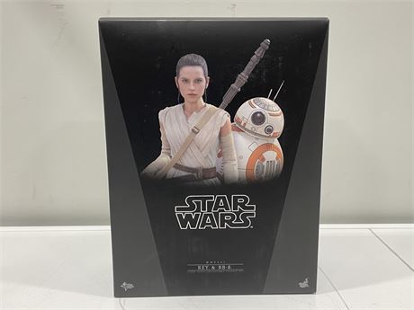 STAR WARS HOT TOYS 1:6 SCALE REY & BB-8 FIGURE SET (BB-8 antenna missing)