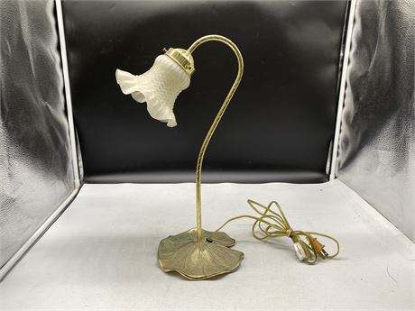 VINTAGE BRASS BASE TULIP TABLE LAMP (17” tall x 7.5”wide)