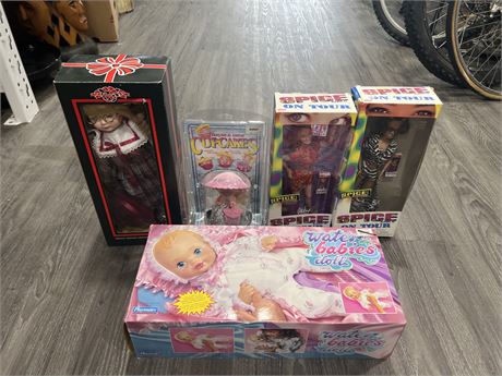 5 DOLLS / COLLECTABLE FIGURES LOT