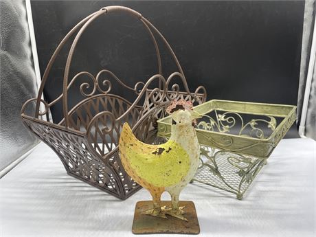 2 METAL BASKETS AND 1 METAL CHICKEN