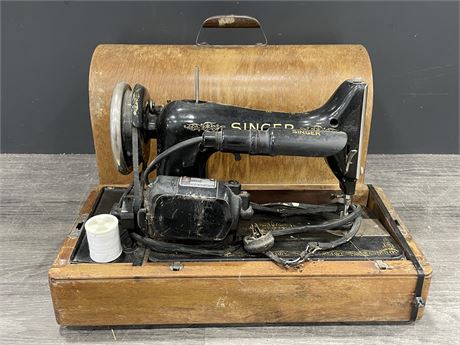 VINTAGE SINGER SEWING MACHINE