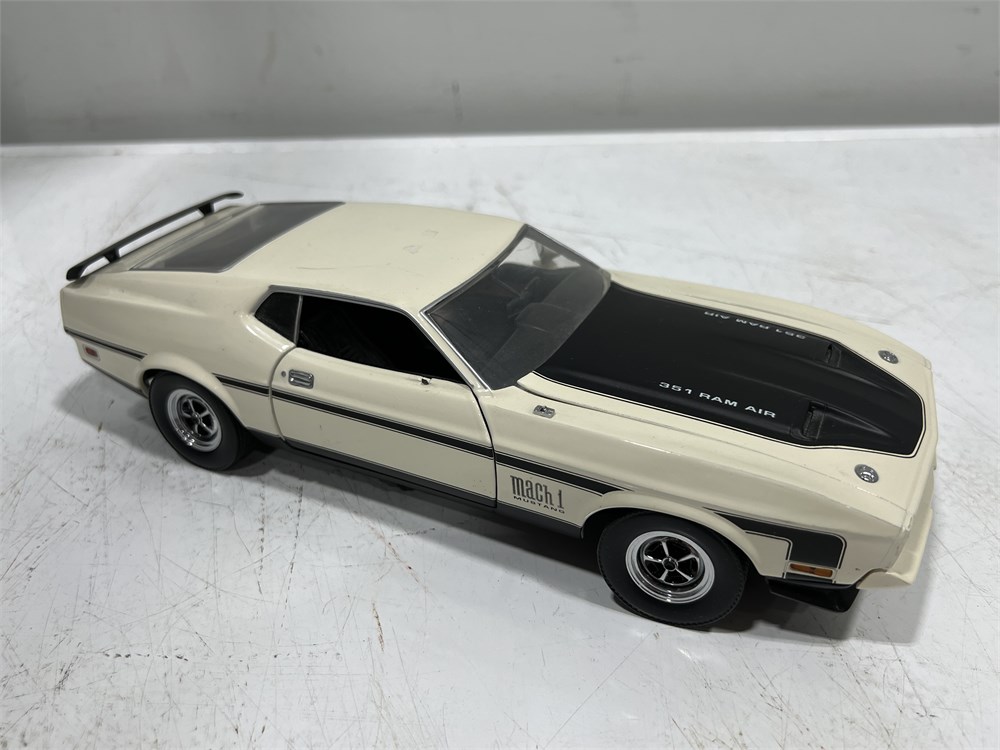Urban Auctions - 1/18 SCALE 1971 MACH 1 MUSTANG DIECAST