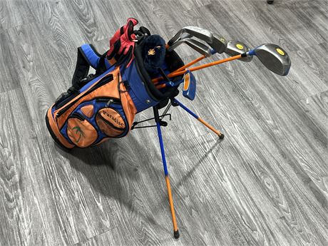 6 PARADISE KIDS RIGHT HANDED GOLD CLUBS W/BAG