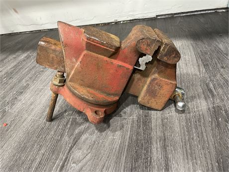 VINTAGE RED BENCH VICE
