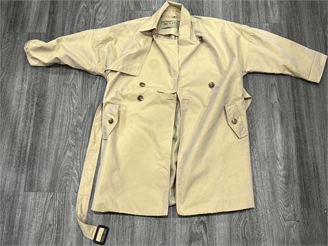 BURBERRY LONDON ENGLAND COAT SIZE US 8 - HAS STAINS