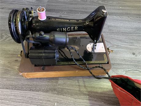 SINGER SEWING MACHINE W/FOOT PEDAL AND CASE