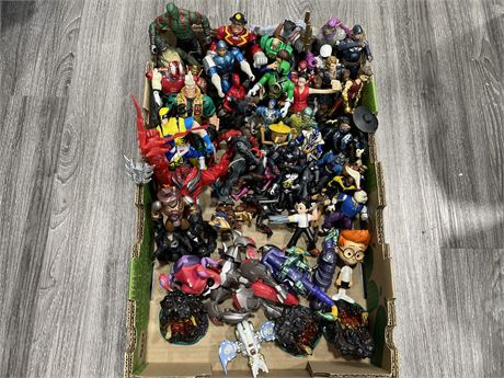 TRAY OF COLLECTABLE ACTION FIGURES