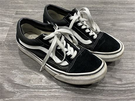 VANS “OLD SKOOL” SHOES - IN GOOD CONDITION (SIZE 7.5W / 6M)
