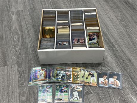 FLAT OF MLB CARDS - MANY ROOKIES / STARS - MAJORITY IN TOP LOADERS