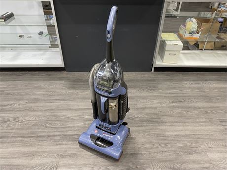 HOOVER WINDTUNNEL BAGLESS VACUUM W/ TOOLS - CLEAN & WORKING