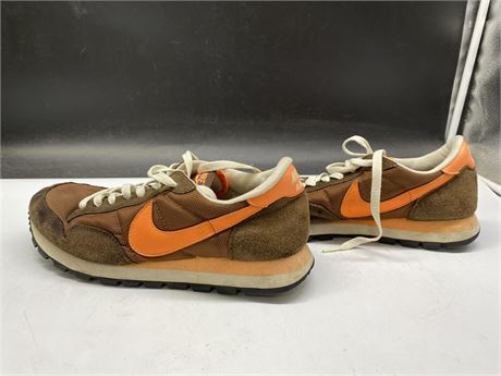 NIKE AIR BROWN SHOES SIZE 9