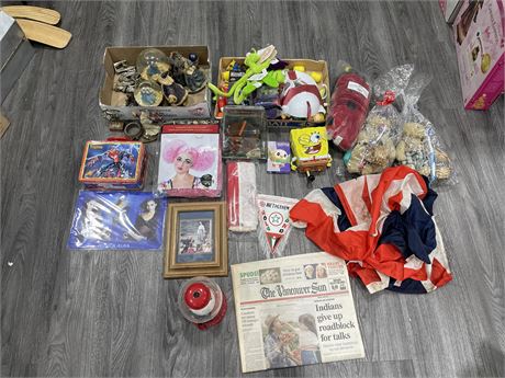 LARGE LOT OF MISCELLANEOUS COLLECTABLES INCLUDING TOYS, FIGURES, ETC