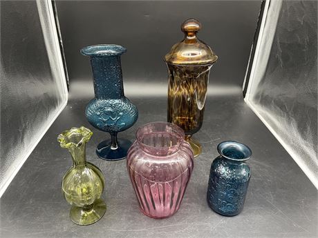 VINTAGE COLOUR GLASS VASES & APOTHECARY JAR W/ LID