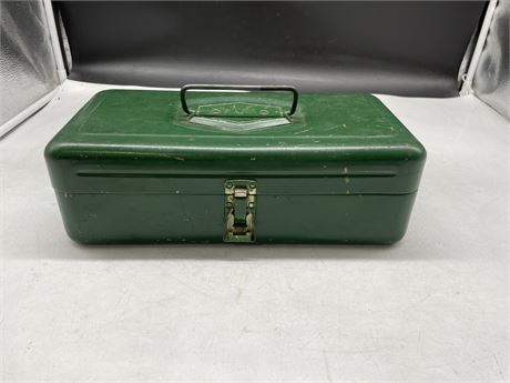 VINTAGE 1950’S VICTOR TACKLE BOX WITH US & FINLAND FISHING GEAR