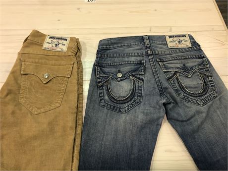 2 PAIRS OF MENS TRUE RELIGION JEANS. BLUE PAIR MISSING BUTTON. SIZE ~ 31\32