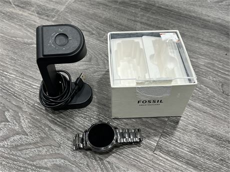 FOSSIL SMART WATCH W/CHARGE STAND