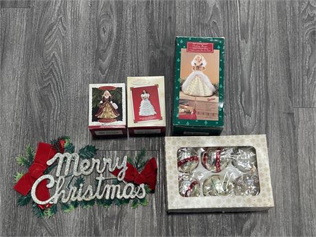 VINTAGE MERRY CHRISTMAS DECOR / BULBS + 3 HALLMARK CHRISTMAS FIGURERS IN BOXES -