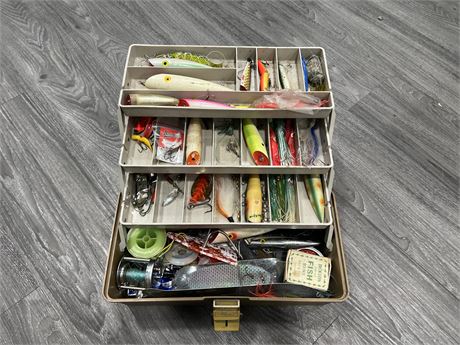 VINTAGE TACKLE BOX WITH MISC FISHING GEAR