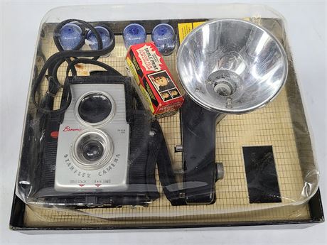 VINTAGE BROWNIE STARFLEX OUTFIT CAMERA IN BOX