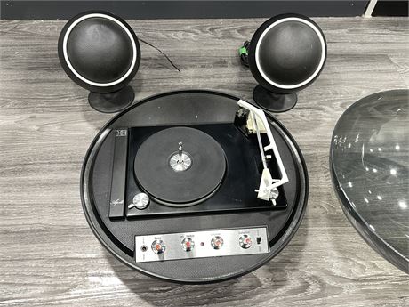 APOLLO 860 ELECTROHOME VINTAGE TURNTABLE W/ SPEAKERS ON STANDS