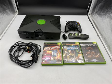 ORIGINAL XBOX COMPLETE W/3 GAMES (Turns on)