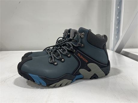 BRAND NEW / WATER PROOF HIKING BOOTS SIZE 11.5