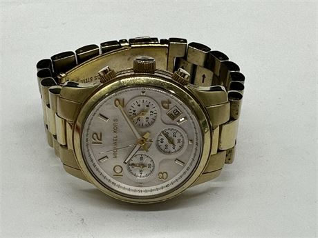 MICHAEL KORS WATCH W/DAY & DATE + PEARL FACE
