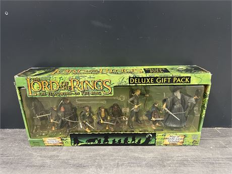 THE LORD OF THE RINGS - COMPLETE DELUXE GIFT PACK INCLUDING “THE ONE RING”