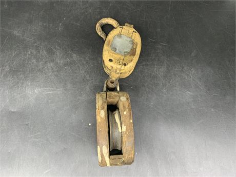 ANTIQUE DOUBLE BLOCK PULLEY