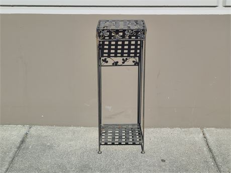 METAL PLANT STAND (30" tall)
