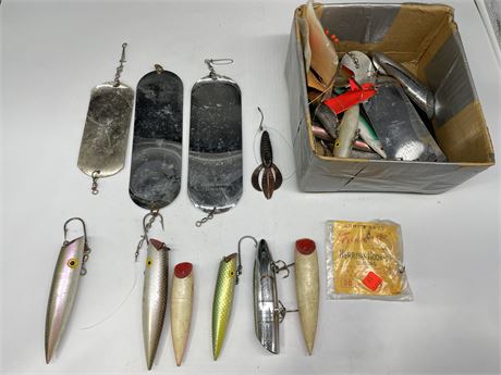 LOT OF VINTAGE FISHING LURES